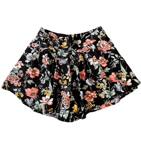 Back Floral Short Two Piece - Picture 2 of 7